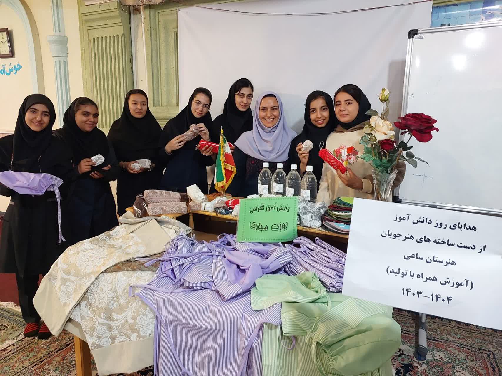 آثار برگزیده هنرجویان هنرستان ساعی نجف آباد آثار برگزیده هنرجویان هنرستان ساعی نجف آباد5