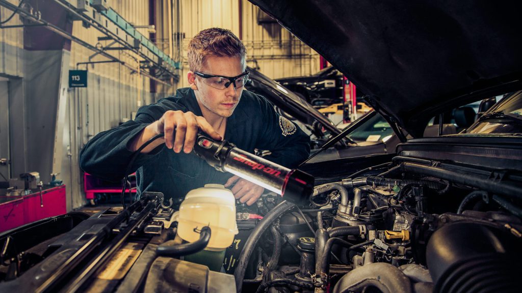 فعالیت‌های کارگاهی سرویس و نگهداری خودروهای سواری